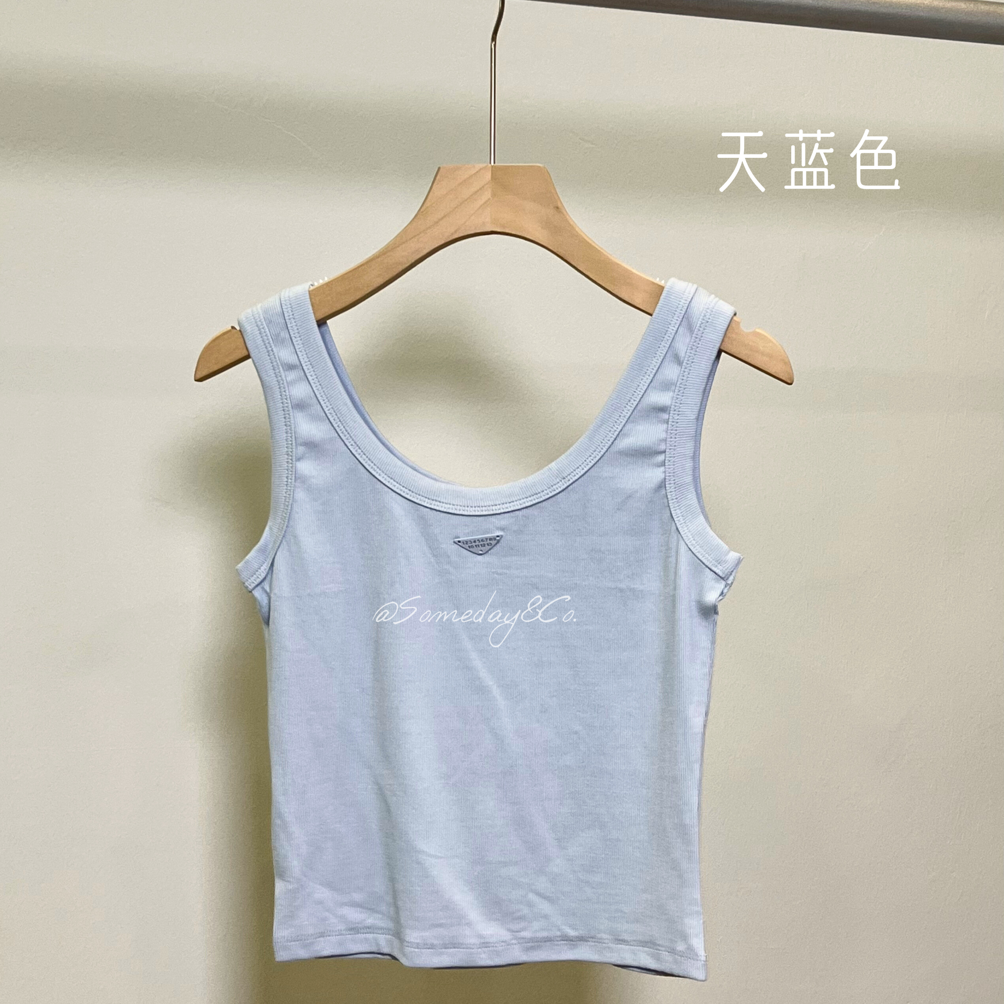 B014 设计感三角标背心｜Ready stock 现货